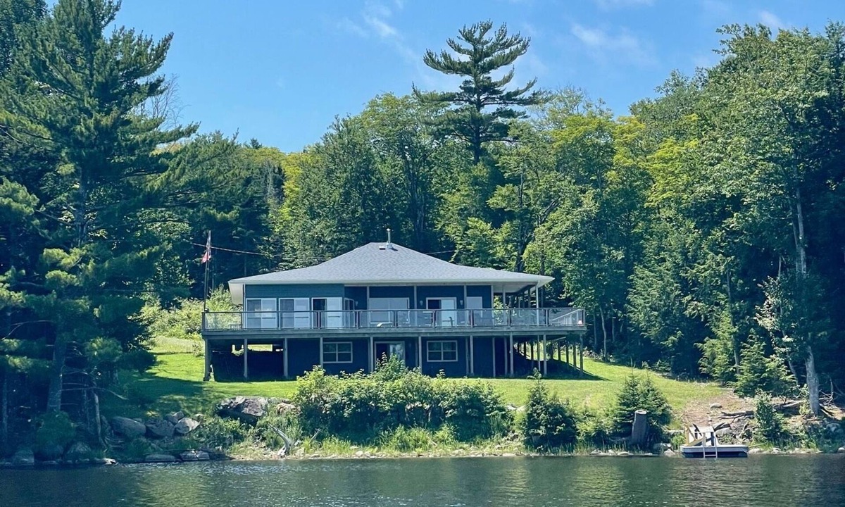 Italy Cross House | Blue Lodge with cozy winter garden and direct lake access