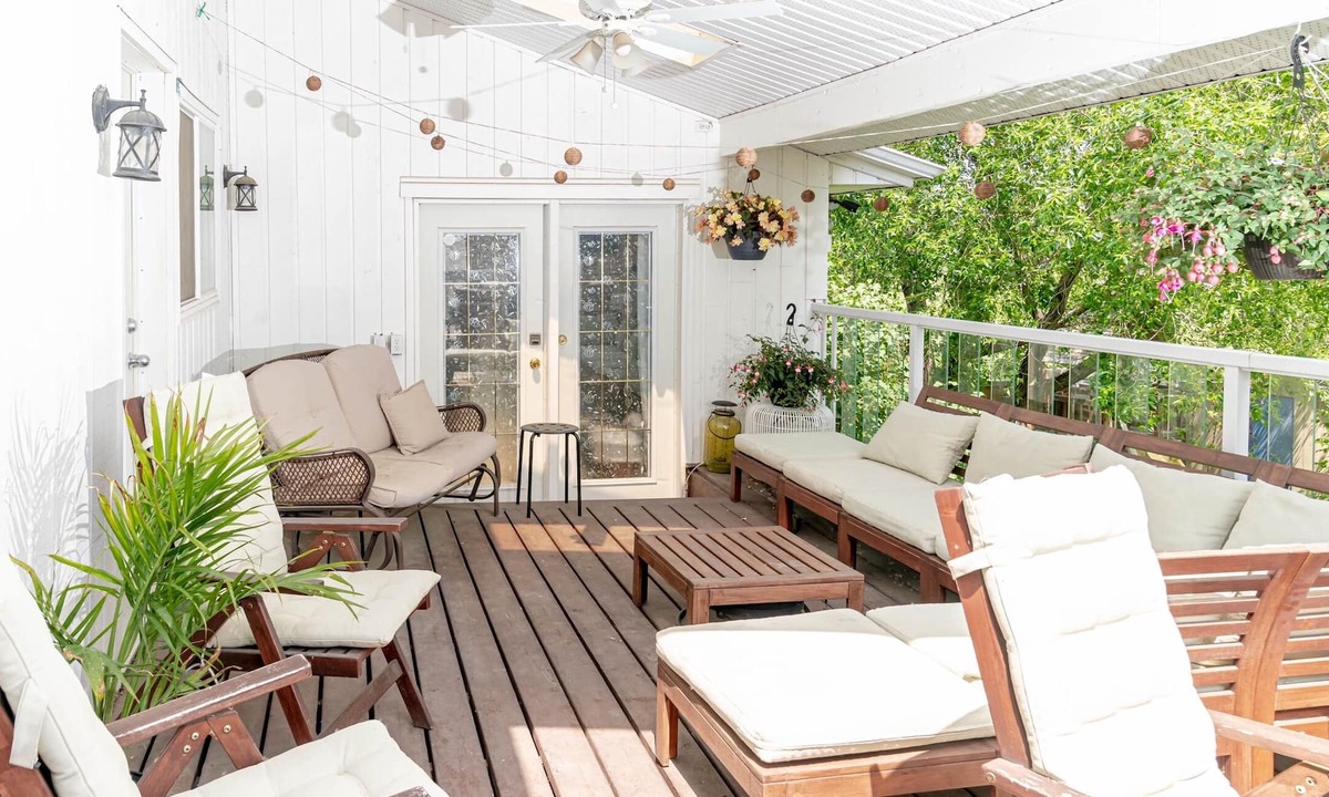 Red Deer House | Boho Oasis, 3000 sq ft, hot tub, 20 min. to the beach!