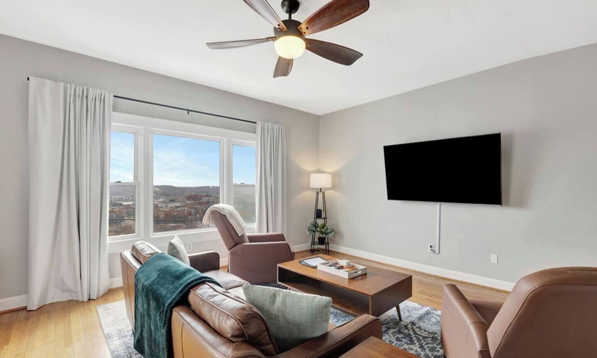 CUF House | Breathtaking City View Short Walk to Downtown King Suite Washer & Dryer