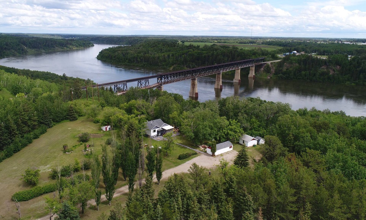 East Central Saskatchewan House | Brian’s Place Retreat & Resort : Riverview Property