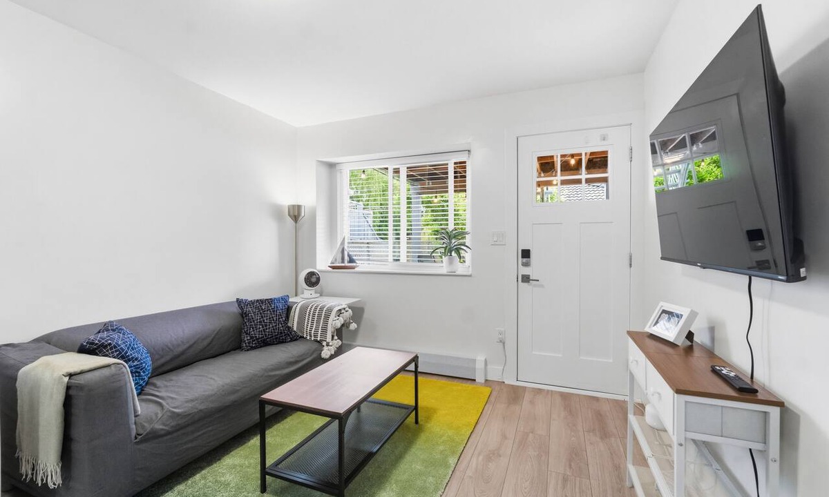 Riley Park House | Bright 2-Bed Garden Suite, Walk to Main Street