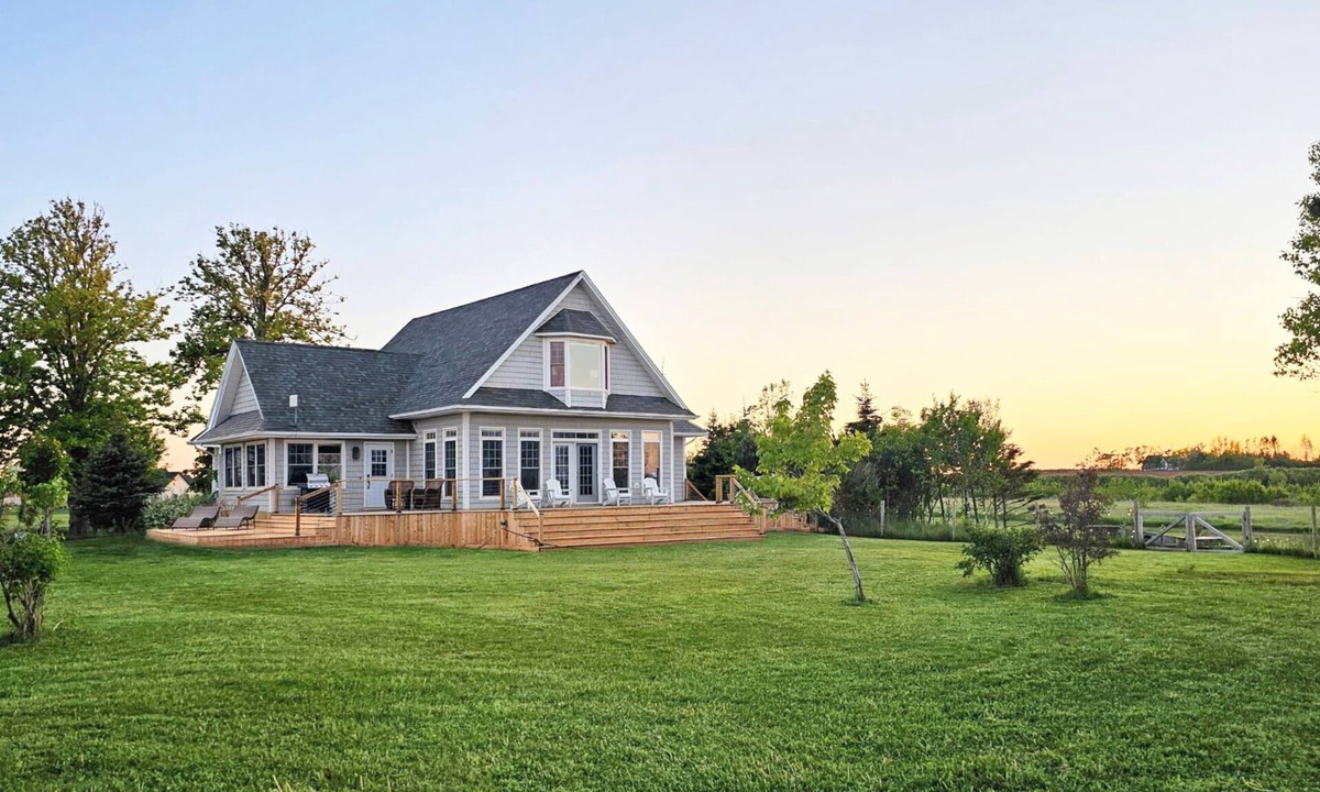 Princetown House | Bright & Airy Beach House – Bay Views, Wraparound Deck & Room to Unwind