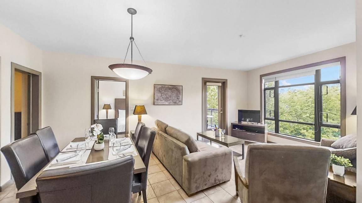 South Pandosy Apartment | Bright Corner Apartment w/ Lake View 418
