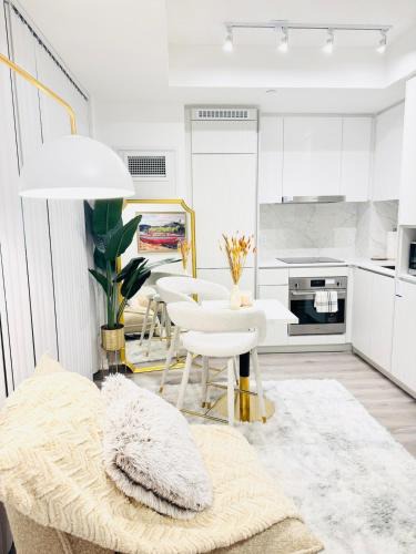 Vaughan Apartment | Bright & Cozy 1 Bedroom Retreat