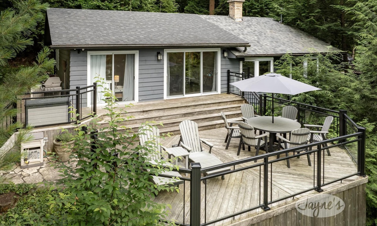 Muskoka Lakes Cottage | Bright & Modern 4 bdrm cottage on Lake Joe! Boatport + Bunkie! All Day Sun!