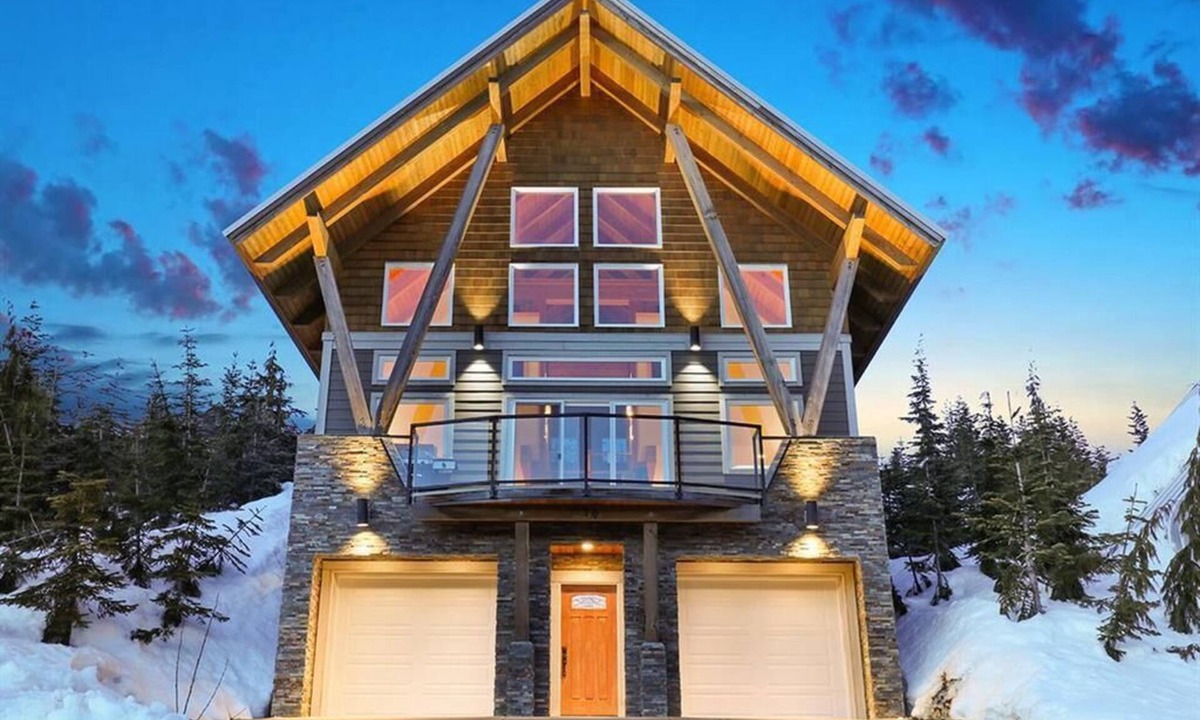 Courtenay Ski Chalet | Bright Spacious Timber Chalet at Mt Washington!