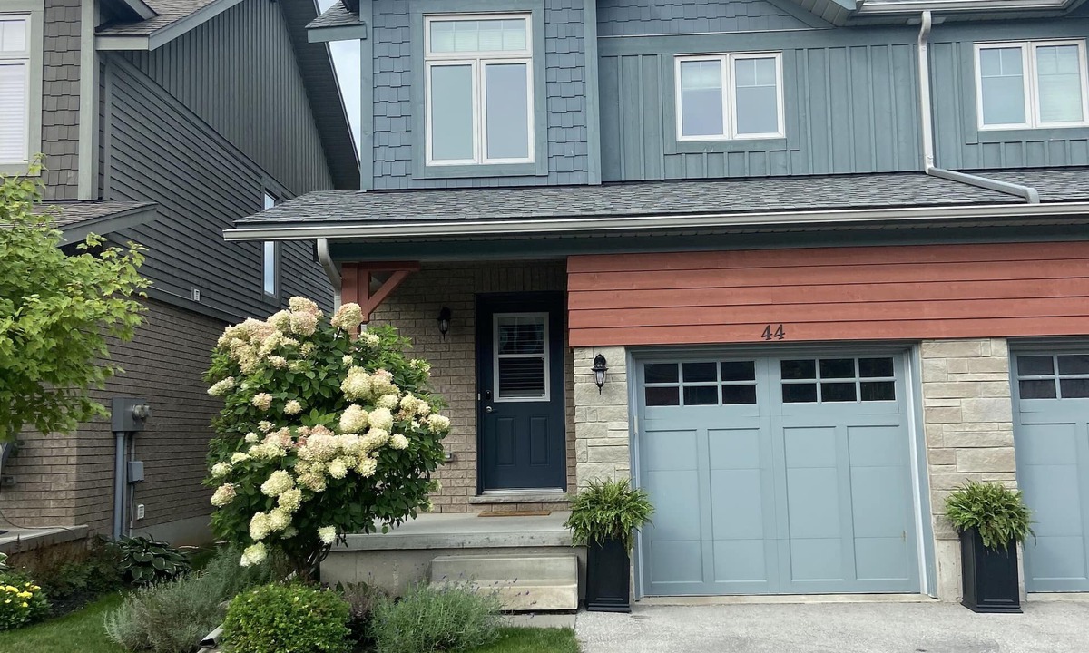 Collingwood House | Bright spacious townhouse w/private rec centre - 7 minutes to Blue Mountain