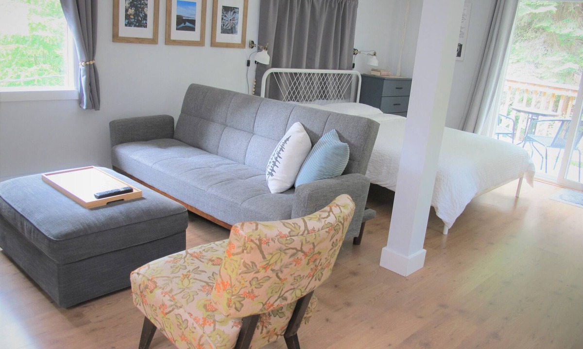 Gibsons Apartment | Bright Studio Loft Near Secret Beach in Gibsons