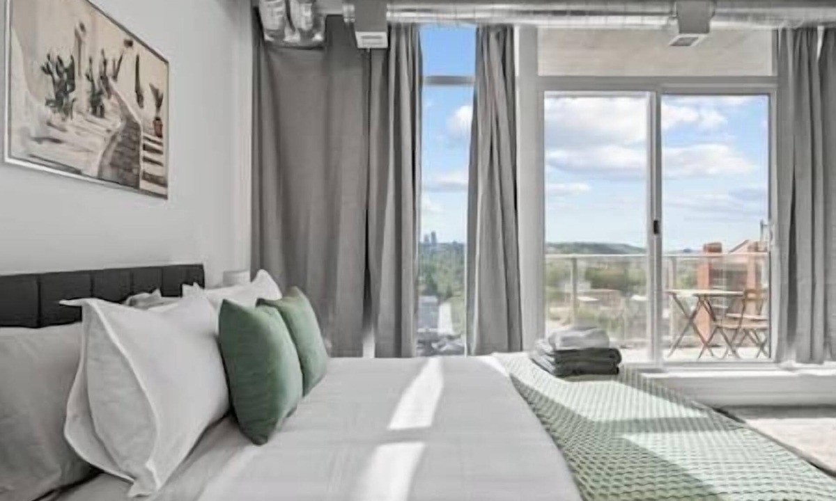Connaught Apartment | Bright Studio | Mins to Saddledome | Skyline Views