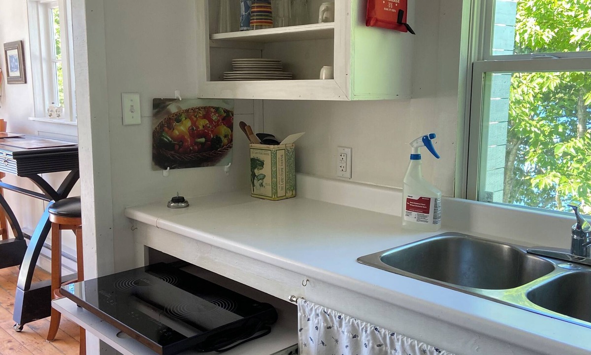 Darlings Lake Cottage | Awesome Lakeside 1 bedroom cottage.