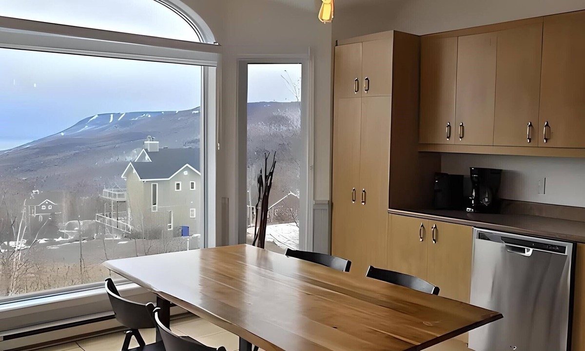 Petite-Riviere-Saint-Francois House | BLEUZEN CHALET.VU fleuve et Massif, Spa, 5 bdrms, 2 kitchens 2 living rooms 2 fireplaces WoW!