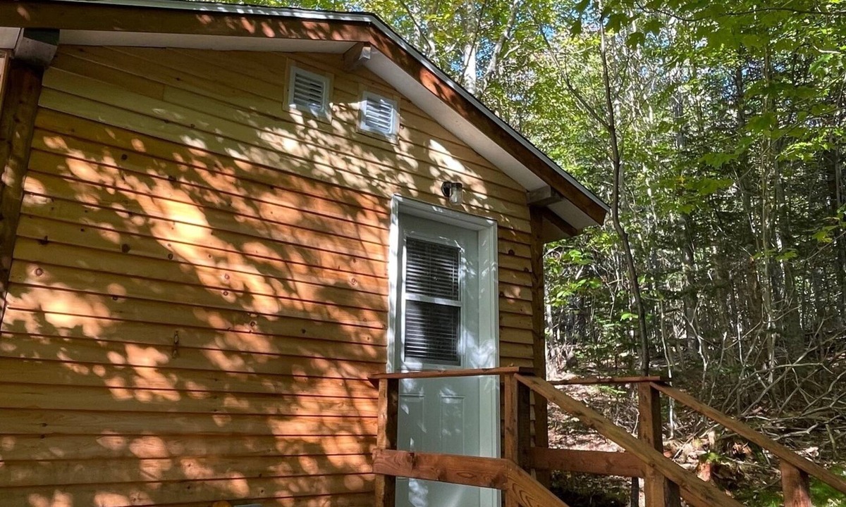 Inverness County Cabin | Cabin on Cabot Trail, with Queen Bed, Kitchen & Bathroom. 20 mins from Baddeck.