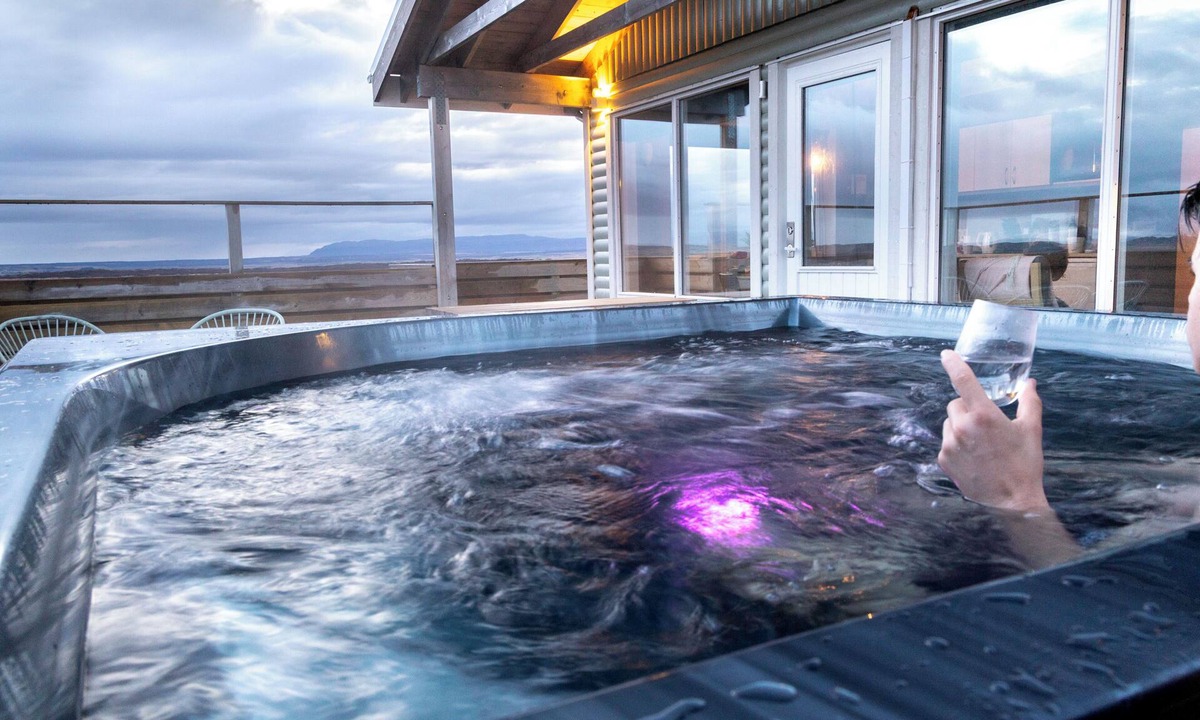 Borgarnes Cabin | Cabin with Jacuzzi, next to Fossatún, west of Iceland
