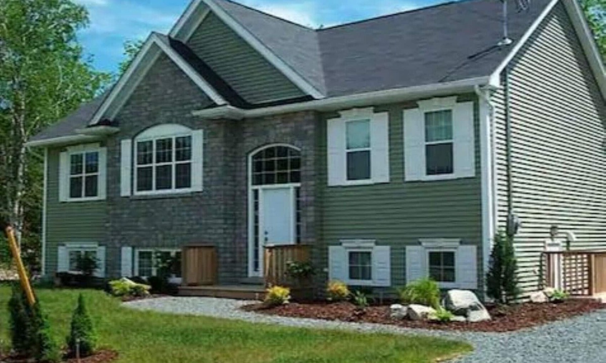 Fall River House | CALM AND QUIET NEIGHBOURHOOD