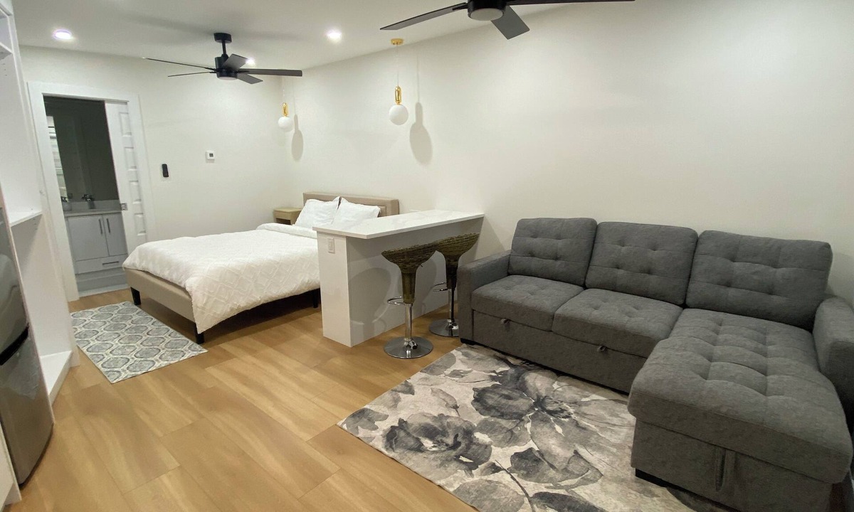 Newton Apartment | Calm Corner Retreat: Calm Escape With Air Conditioning