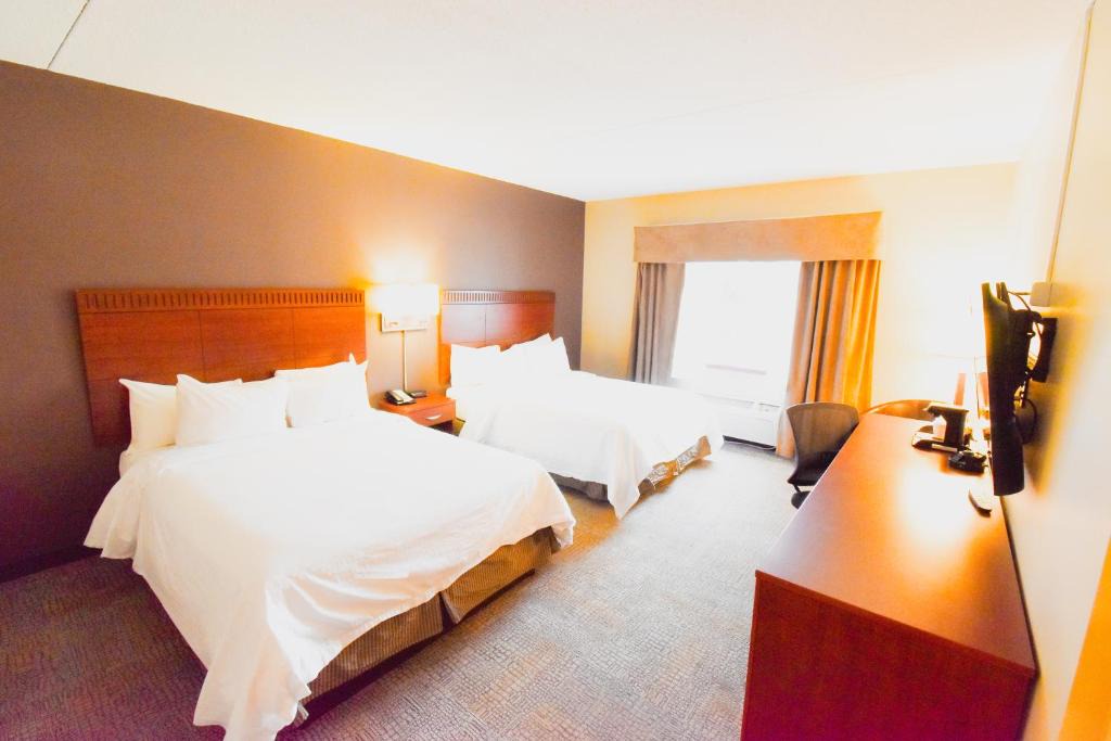 Winnipeg Hotel | Canad Inns Destination Centre Garden City