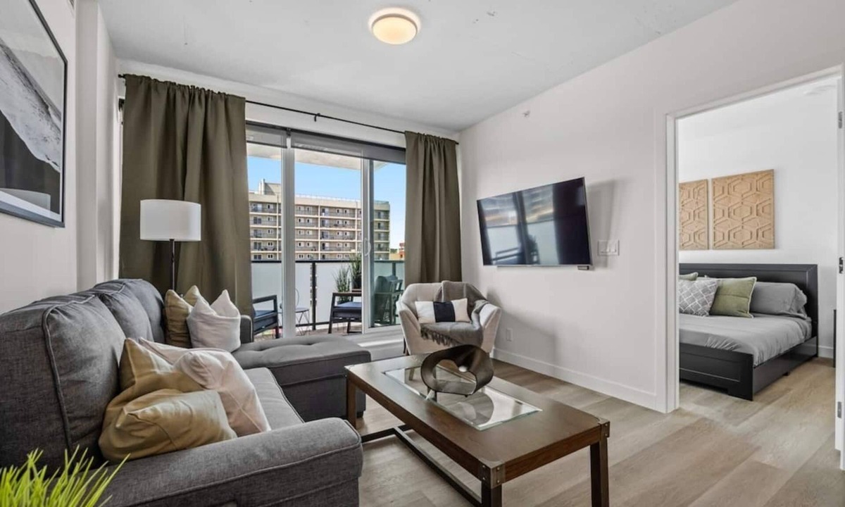 Hillhurst Condo | Central 2BR in Kensington w/Parking + AC
