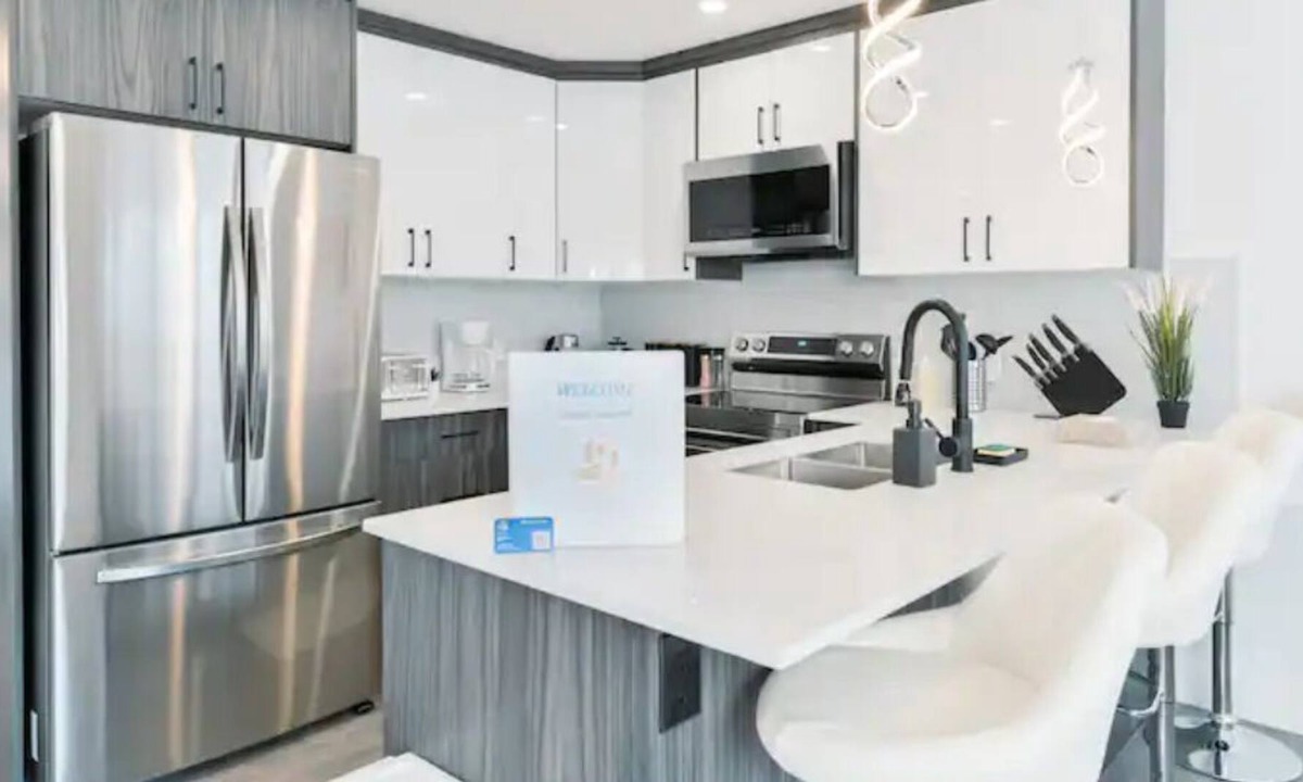 Calgary House | Central Home 2min>DT Core | KING Bed | Fresh Reno!