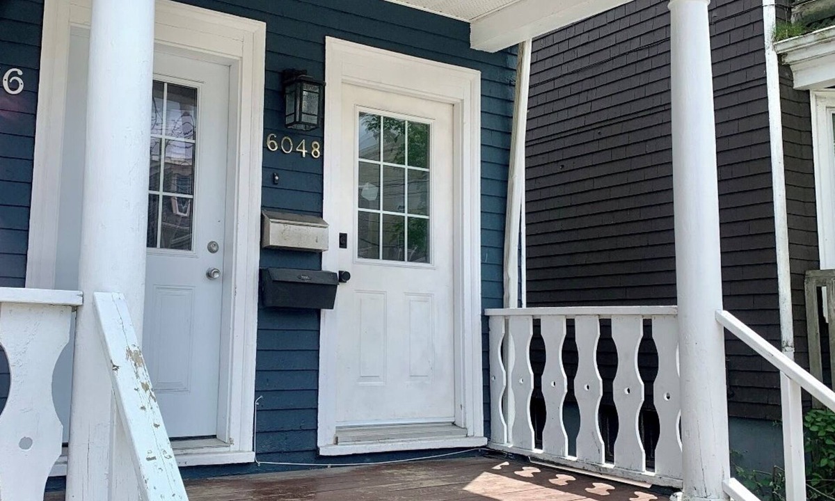 North End House | Centrally Located Blue House