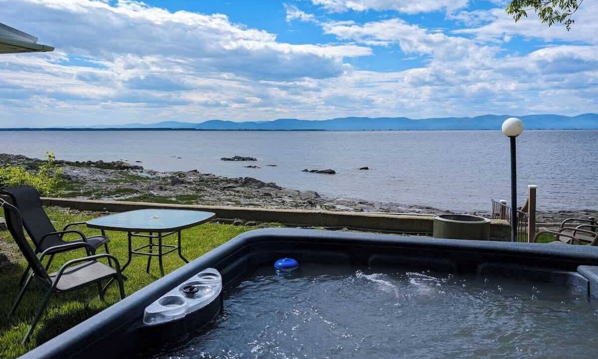 Cap-Saint-Ignace Ski Chalet | Chalet #4 Waterfront with Spa, Fireplace and Wifi