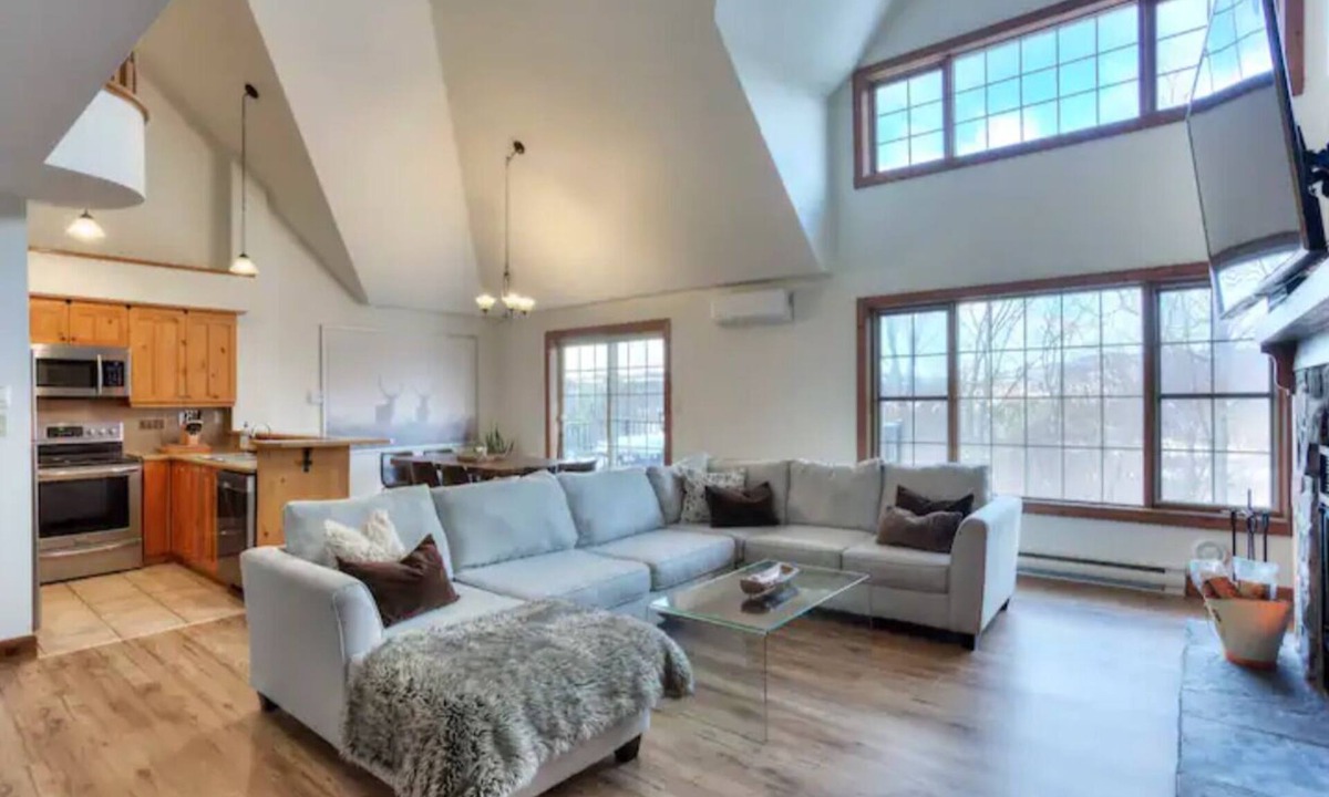 Mont-Tremblant Pedestrian Village Condo | Chalet de la forêt Ski-In/Ski-Out