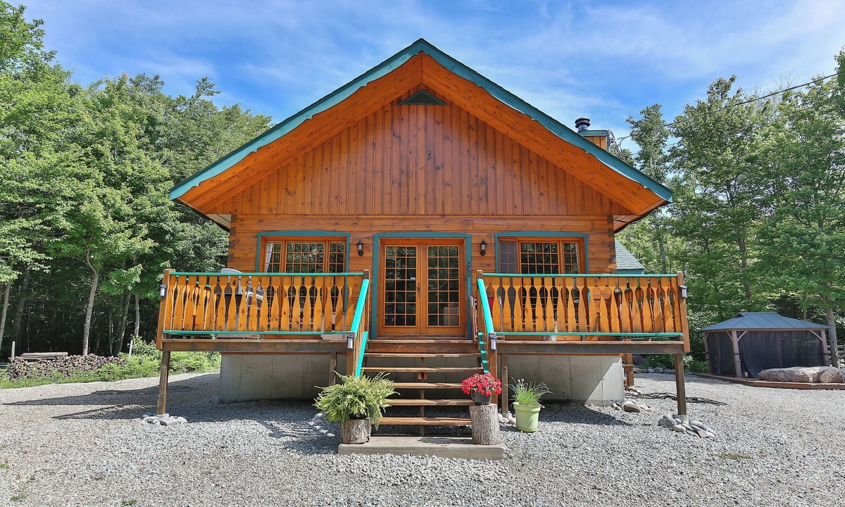 Chertsey Cabin | Chalet en pleine nature avec 80 acres de terrain et SPA!