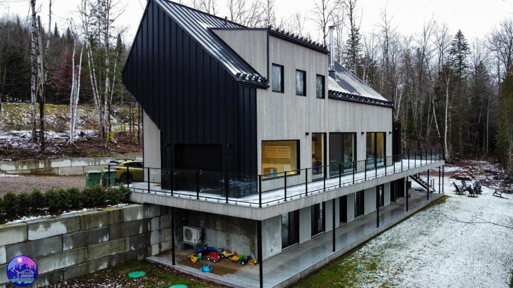 Mauricie Apartment | Chalet Flodhaus- Bord Rivière St-Maurice (navigable)/SPA/SAUNA - Chalets Galaxia