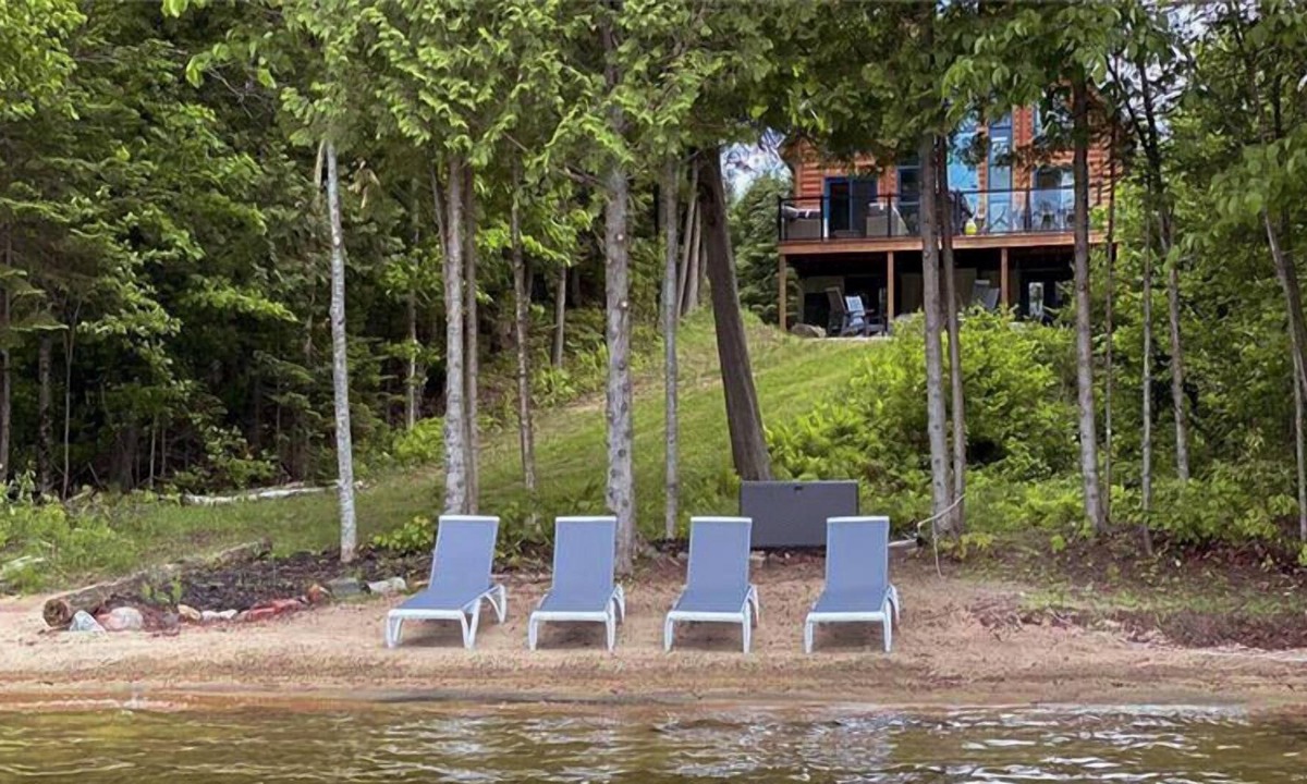 La Minerve Ski Chalet | Chalet Hummingbird on the Lake with Private Beach and Hot Tub