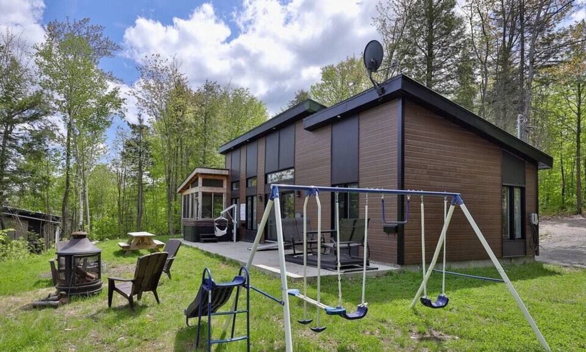 Chertsey Ski Chalet | Chalet le loup- SPA- Bord du lac lili- Petfriendly