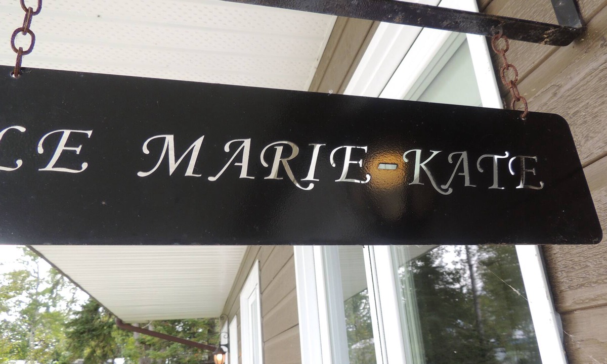Larouche Ski Chalet | Chalet Marie-Kate on the edge of the Lake