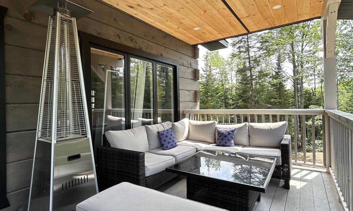 Otter Lake Cottage | Chalet St-Aubin : Luxurious Lakeside Log Home