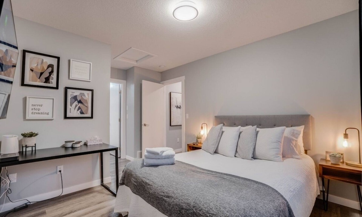 North Central Edmonton House | Chandler - Central 5 Bdrm Home, Workspaces & Wifi