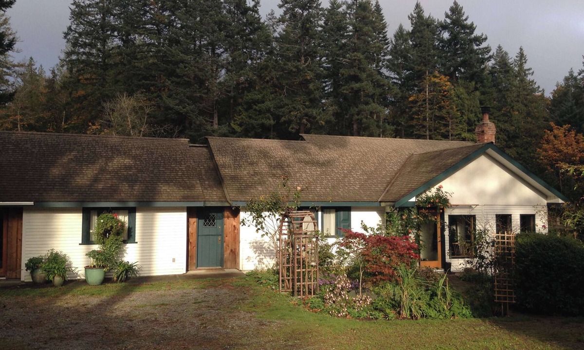 Ganges House | Charming 2 bedroom cottage for rent July & August near Ganges. 3 night minimum.