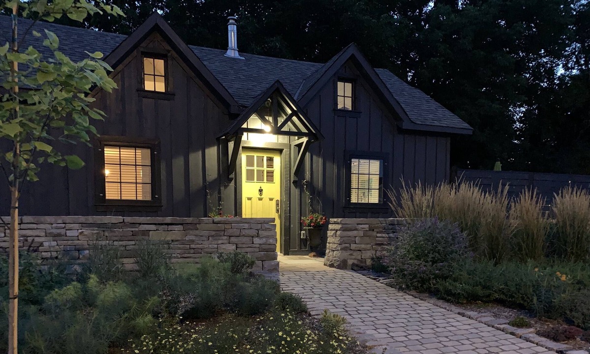 Niagara Falls Cottage | Charming Carriage House in Niagara's Wine Country