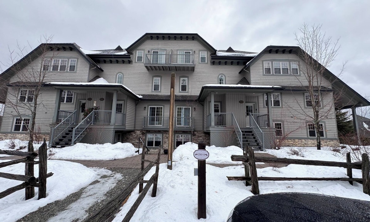 Mont-Tremblant Village Apartment | Charming condo with a huge view at 8min skiing mountain - pool and tennis !
