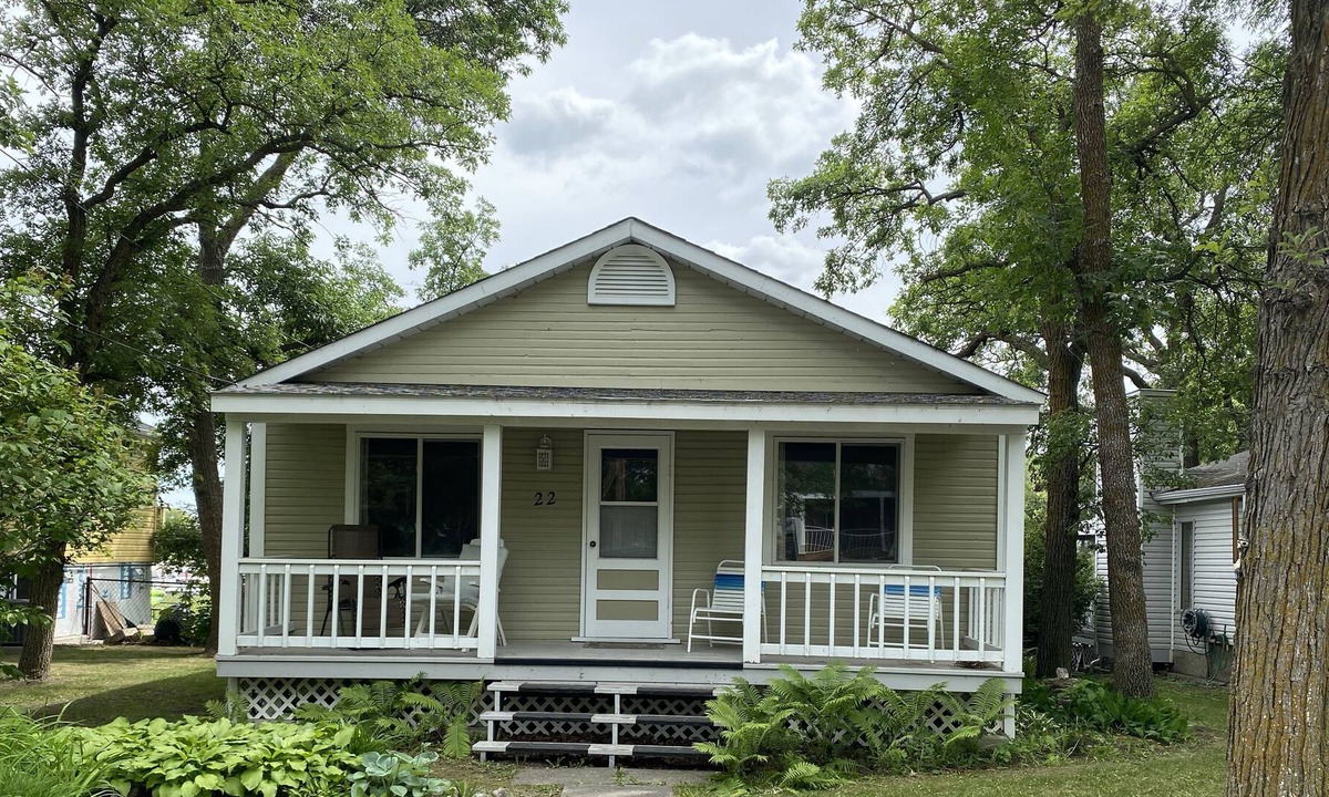 Winnipeg Beach Cottage | Charming cottage with beautiful vistas - 100m from beach