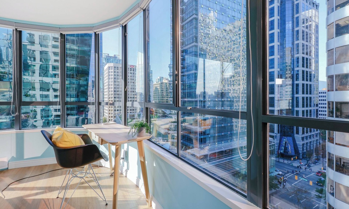 Coal Harbour Apartment | Charming Hideaway: Just 7-Min Stroll to Seawall! Free Parking
