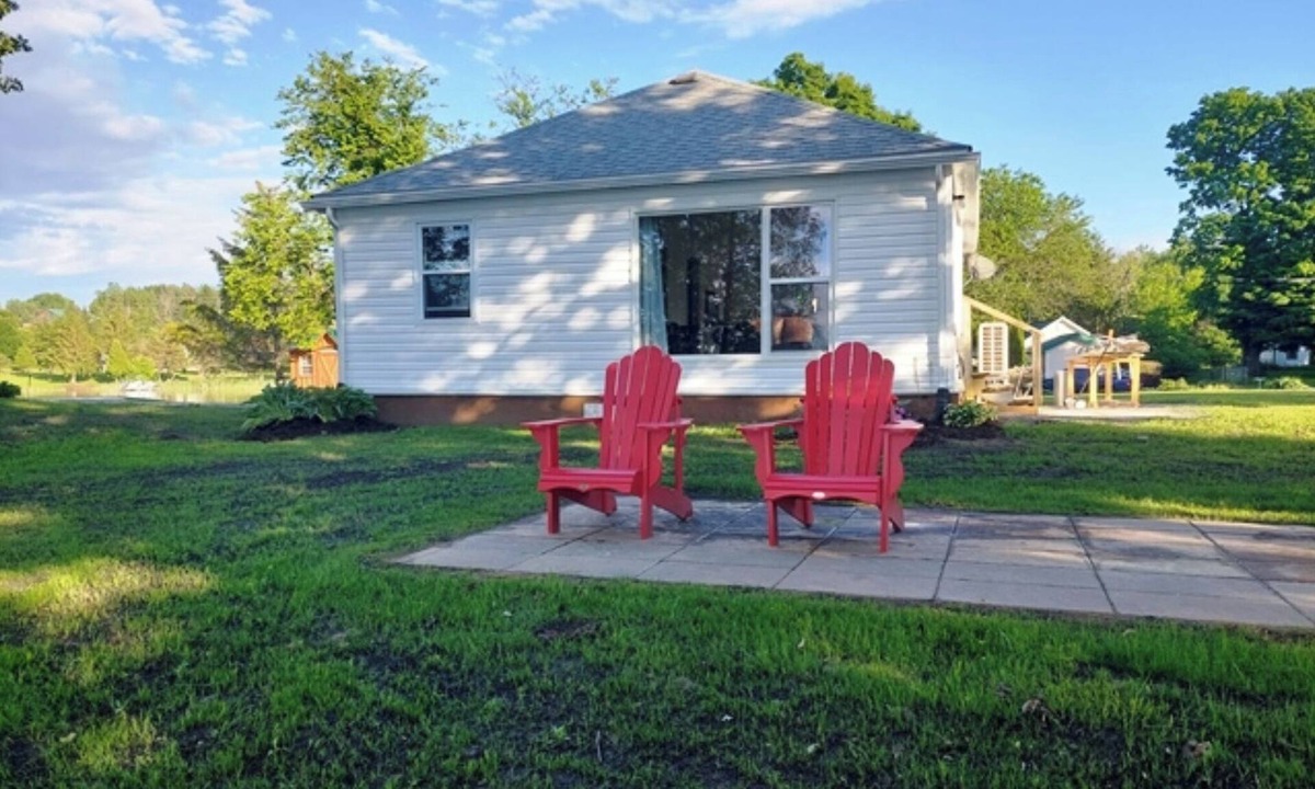 Rideau Lakes Cottage | Charming Lakeview Cottage on Waterfront -2 bedroom in Marvelous Westport Ontario