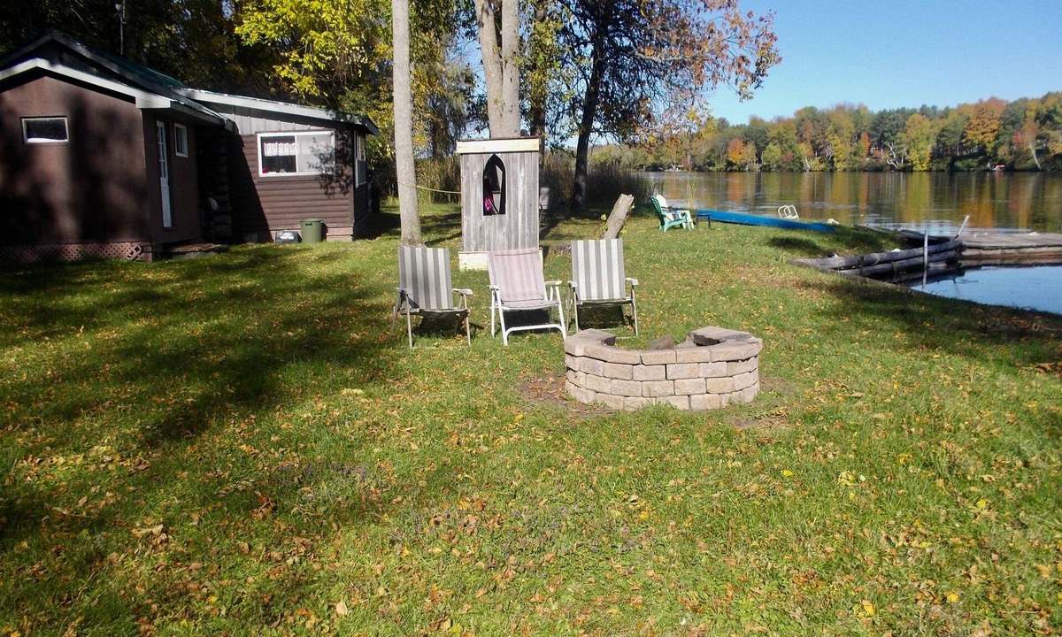 Montague Cottage | Charming Riverside Cottage Retreat in Historic Merrickville, Ontario