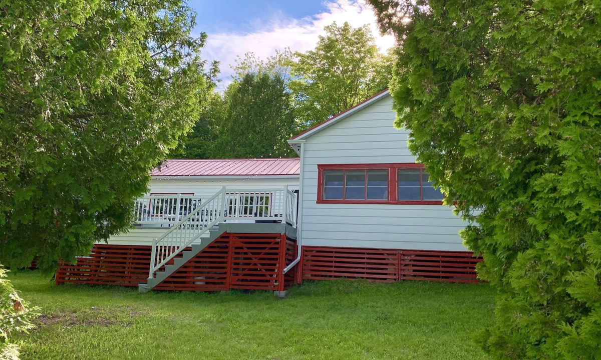 St-Aubert Ski Chalet | Charming rustic cottage on Lac-Trois-Saumons