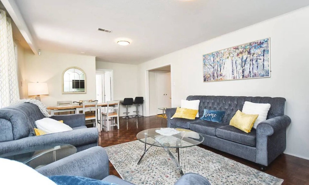St. Andrews Apartment | Cheerful 2 bedroom home close to York mills Subway, Free parking