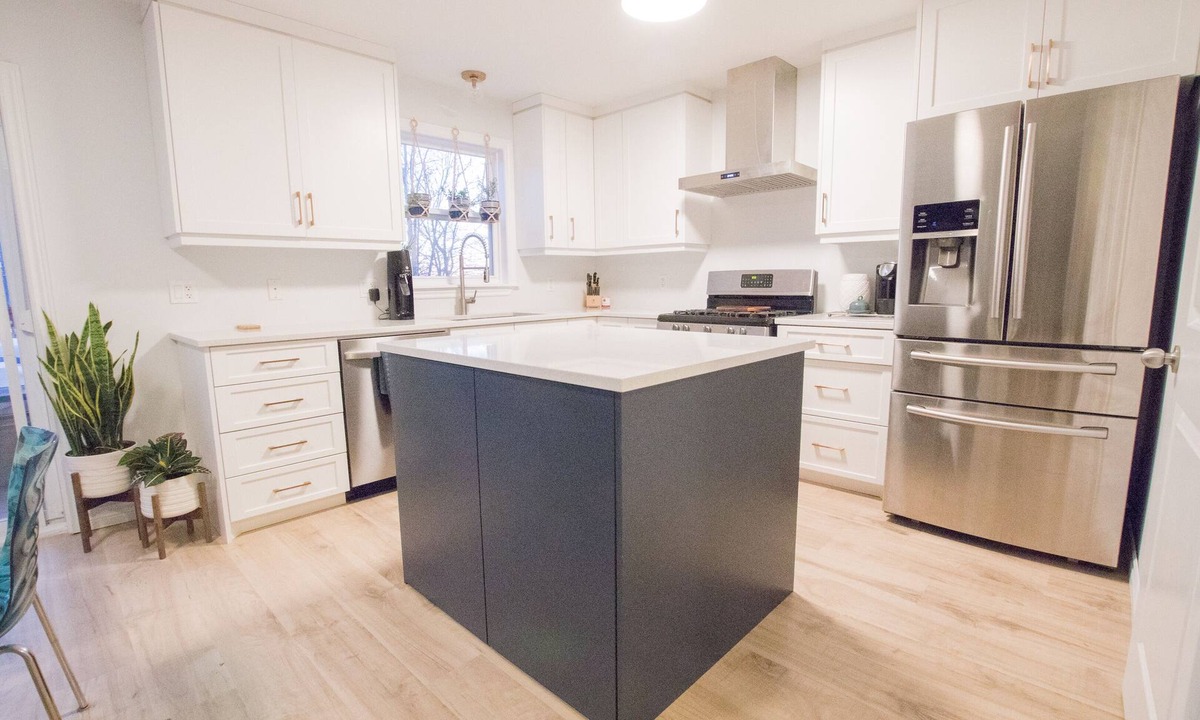 Dartmouth House | Cheerful home away from home in Dartmouth. Perfect for short term stays!