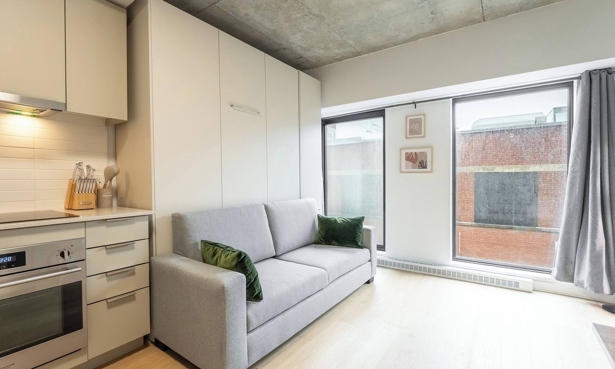 Latin Quarter Apartment | Chez Lisa | Gym | Patio & BBQ | TV & WIFI | AC