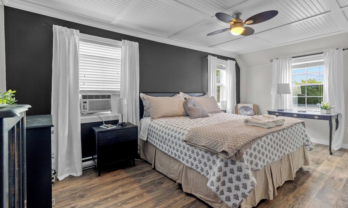 Terra Nova House | Chez Michele | 3 Bd | Parking | Yard