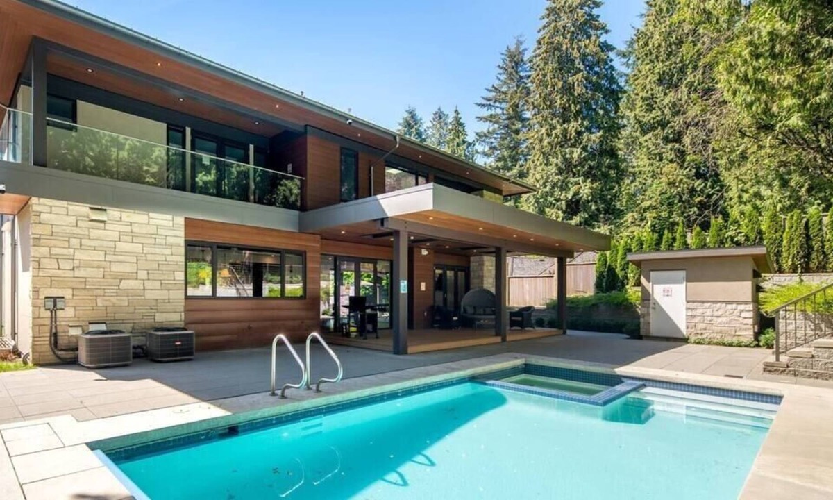West Vancouver Villa | Cinematic Mansion with Pool and Hot tub