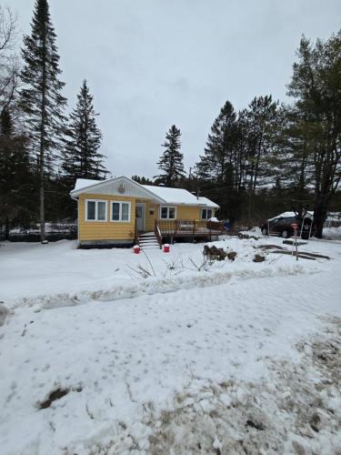 Chertsey Ski Chalet | CITQ 303469.CHALET OASIS DE PAIX. BORD DE L’EAU.4 SAISONS.À LOUER