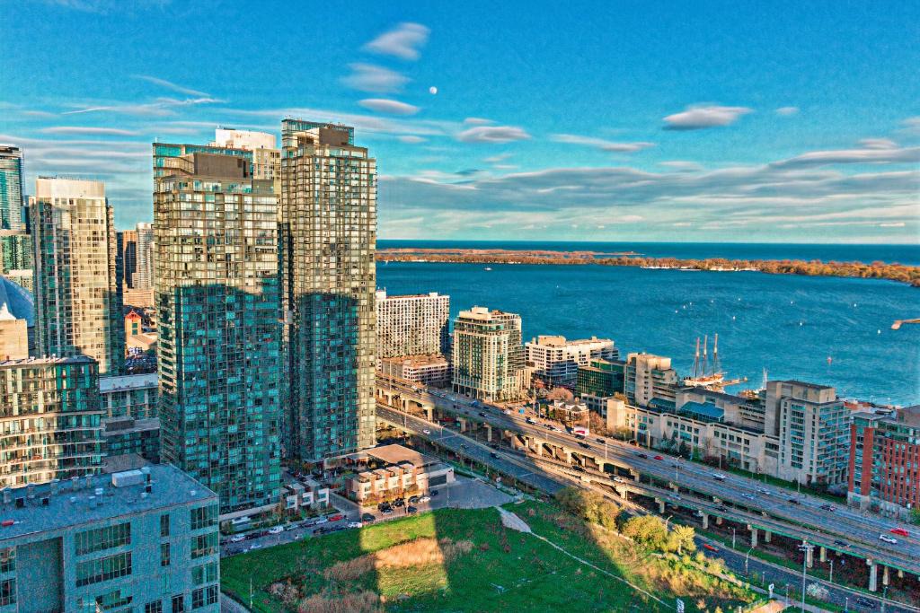 CityPlace Apartment | Classic Downtown Toronto Lakeview Condo With Free Parking