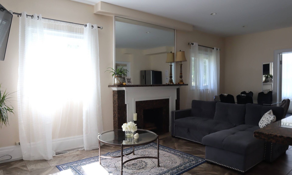 Niagara Falls House | Clifton Hill Retreat