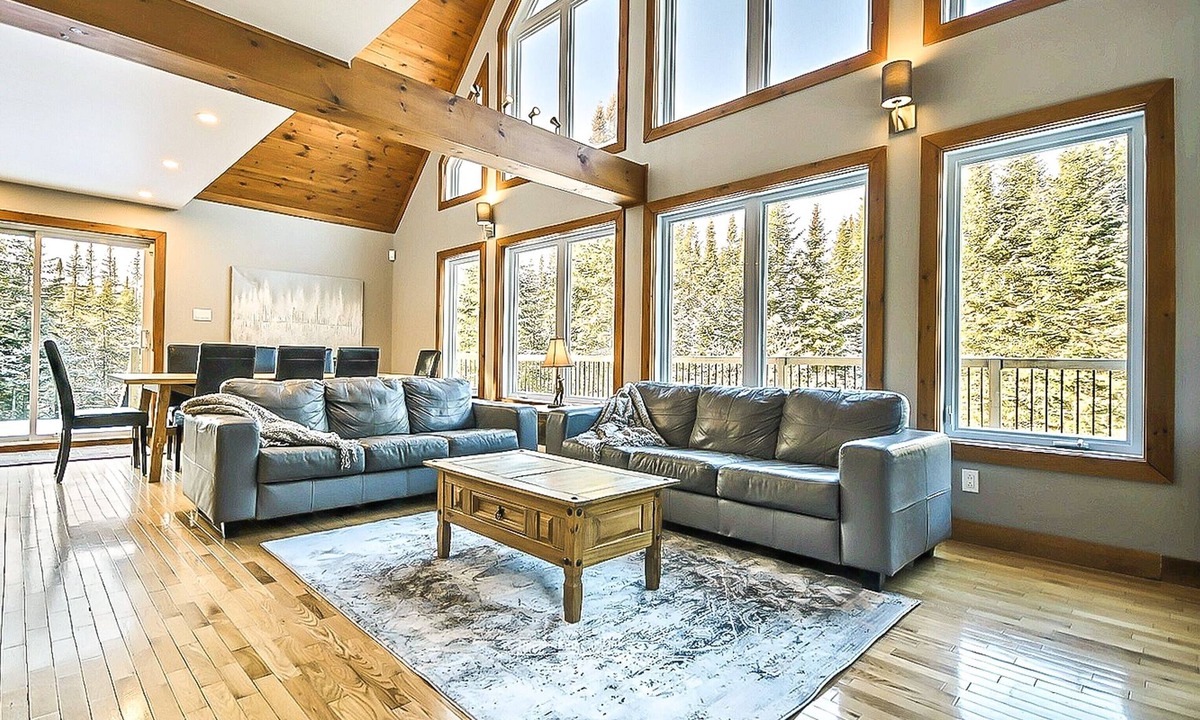 Lac-Superieur Ski Chalet | CLOSE to Tremblant’s North Side lifts, WELL LOCATED, with Hot Tub, Private!