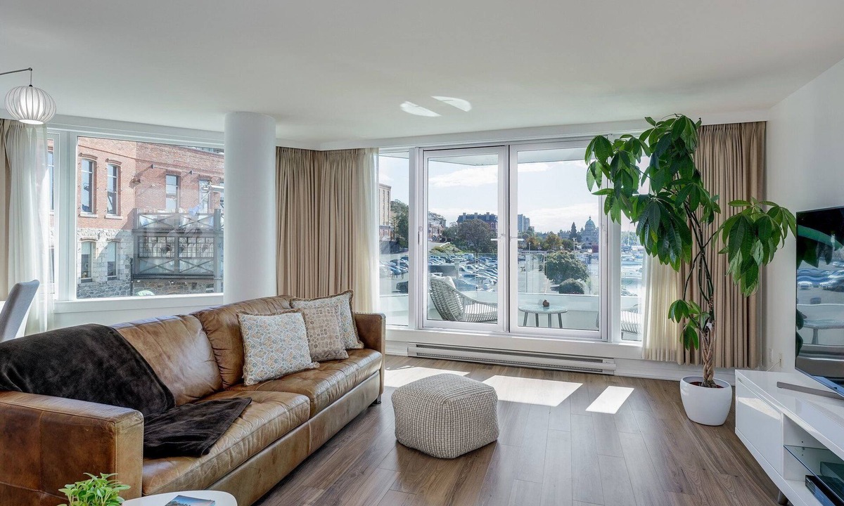 Downtown Victoria Condo | Coastal Charm – Breathtaking Views with Work Desk by Victoria Prime!